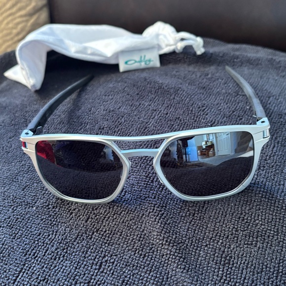 Oakley Latch®️ Alpha Polarized sun shades. Like New. - Picture 5 of 14